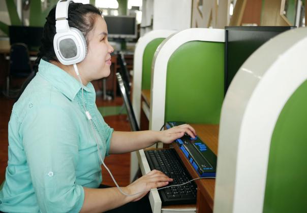 adult woman using accessibility tools to access website