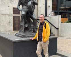 Dan posing in front the Willie Nelson statue in downtown Austin